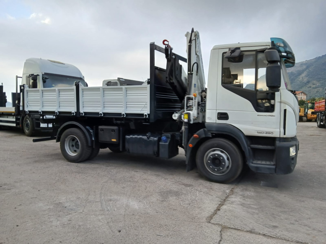 Crane truck IVECO EUROCARGO 140-250: picture 6