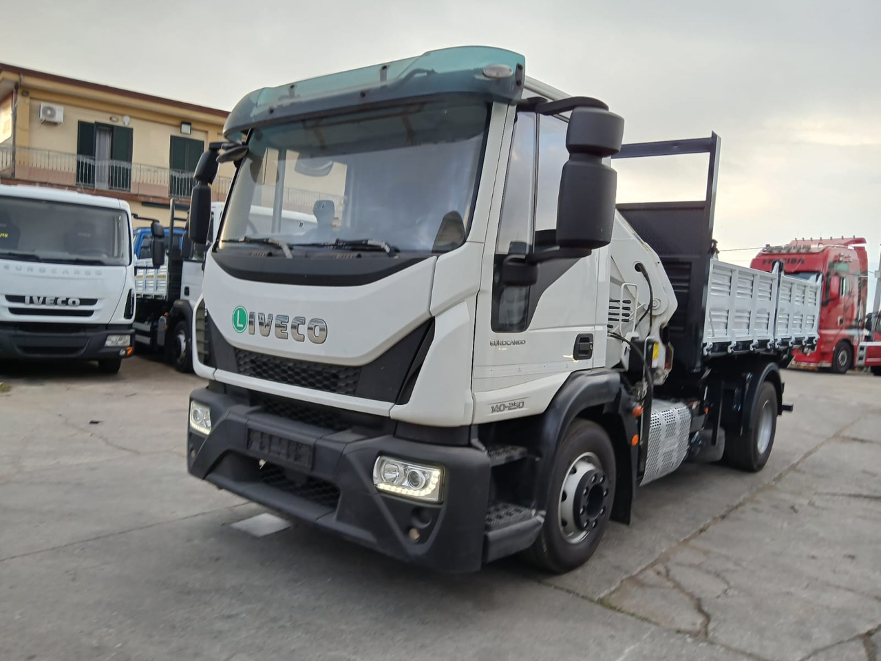 IVECO EUROCARGO 140-250 - Crane truck: picture 2 IVECO EUROCARGO 140-250 - Crane truck: picture 2