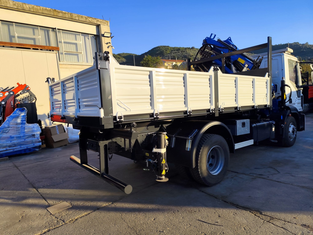 IVECO EUROCARGO 160-250 - Crane truck, Tipper: picture 2 IVECO EUROCARGO 160-250 - Crane truck, Tipper: picture 2