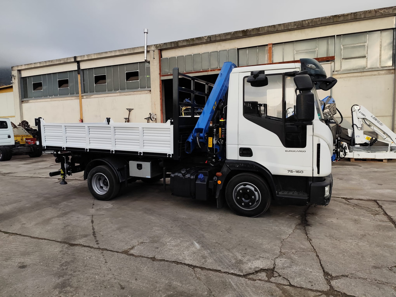 Tipper, Crane truck IVECO EUROCARGO 75-160: picture 34
