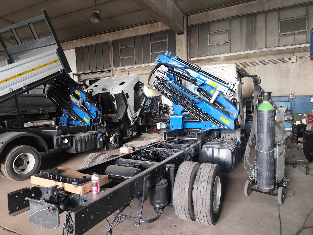 IVECO EUROCARGO 80-210 - Crane truck: picture 3 IVECO EUROCARGO 80-210 - Crane truck: picture 3