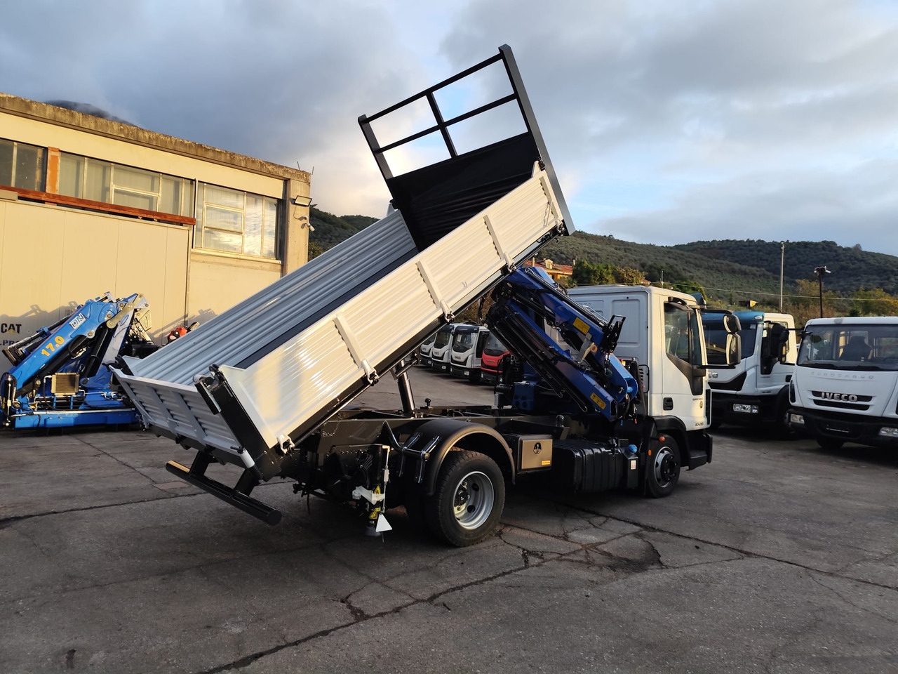 Crane truck, Tipper IVECO EUROCARGO 80-210: picture 7