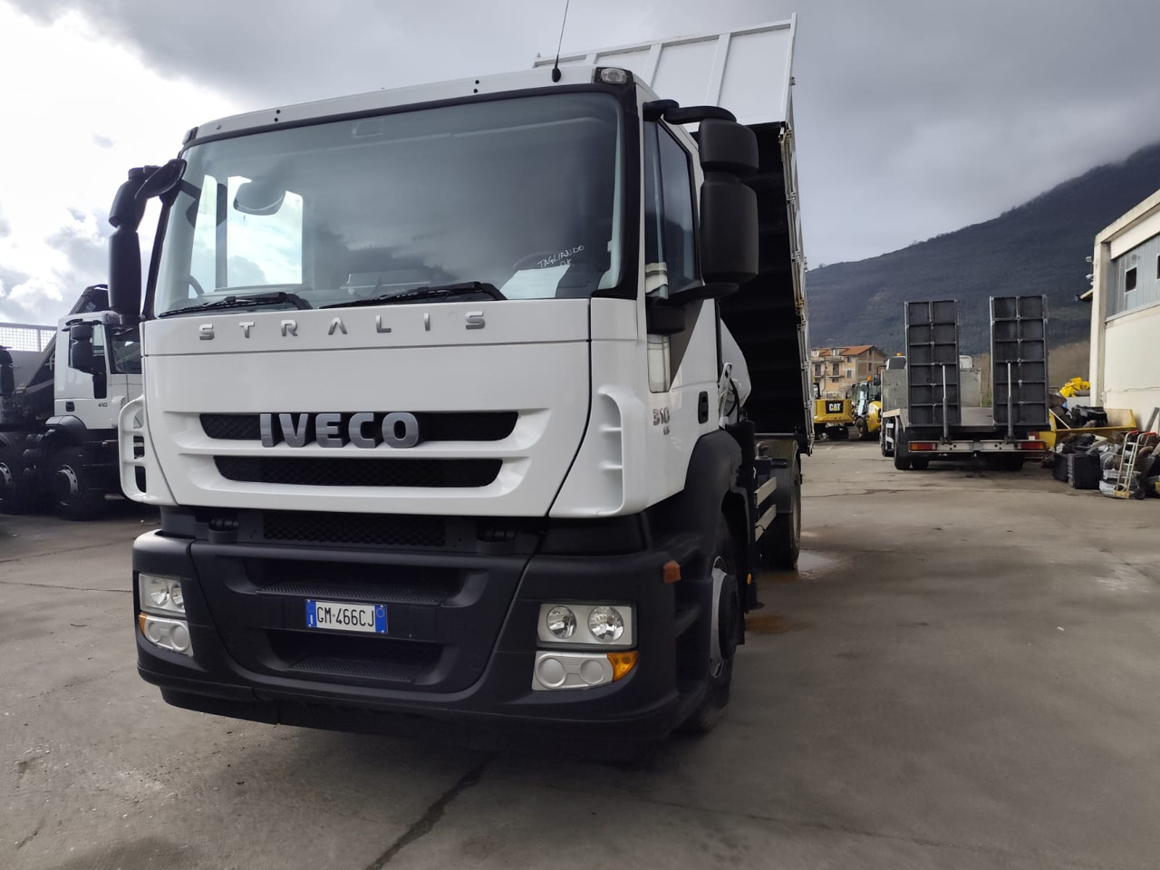 Crane truck, Tipper IVECO STRALIS AD 190S31P: picture 12