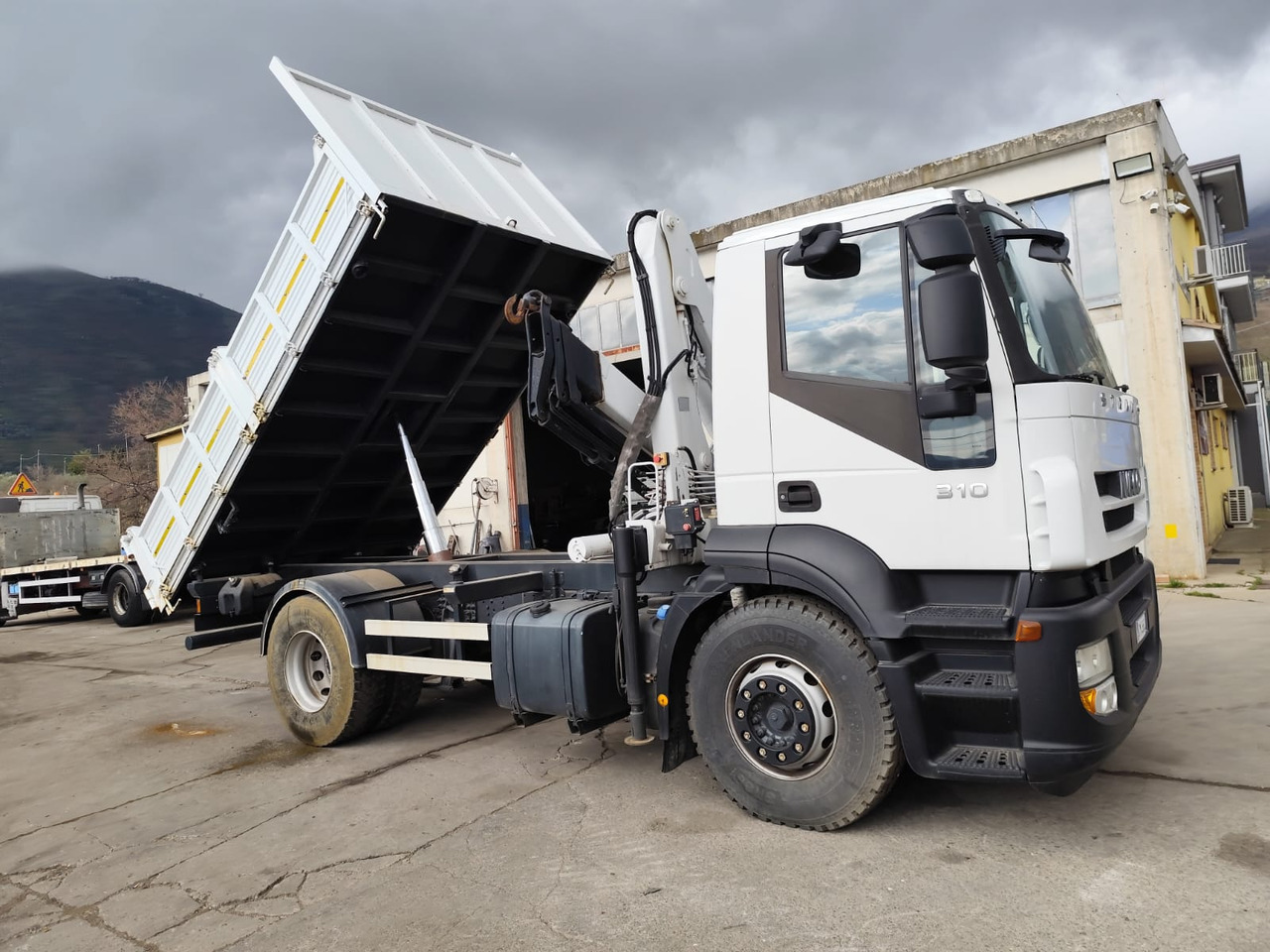 Crane truck, Tipper IVECO STRALIS AD 190S31P: picture 7