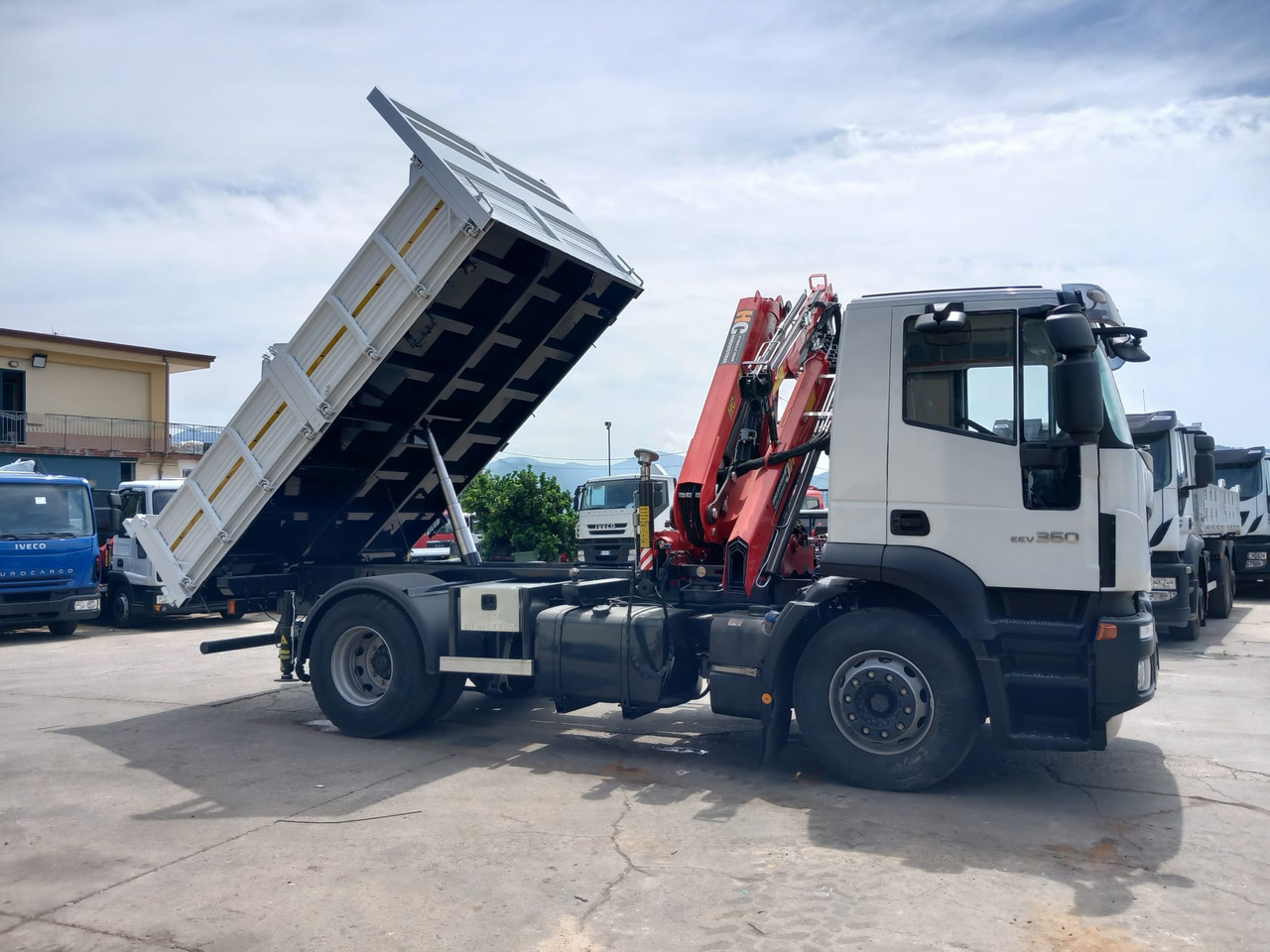 Crane truck, Tipper IVECO STRALIS AD 190S36: picture 15