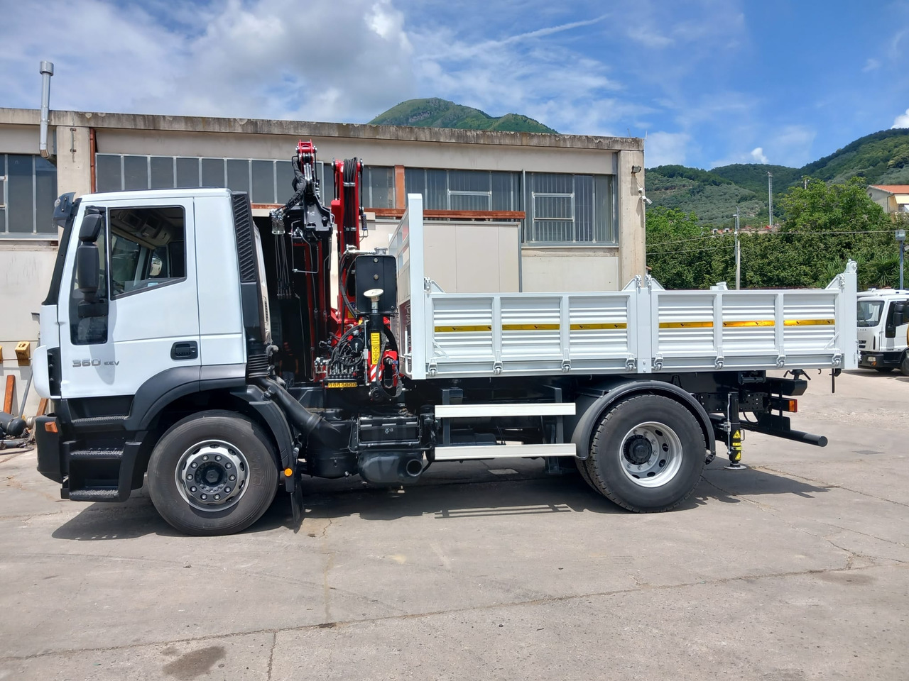 Crane truck, Tipper IVECO STRALIS AD 190S36: picture 23
