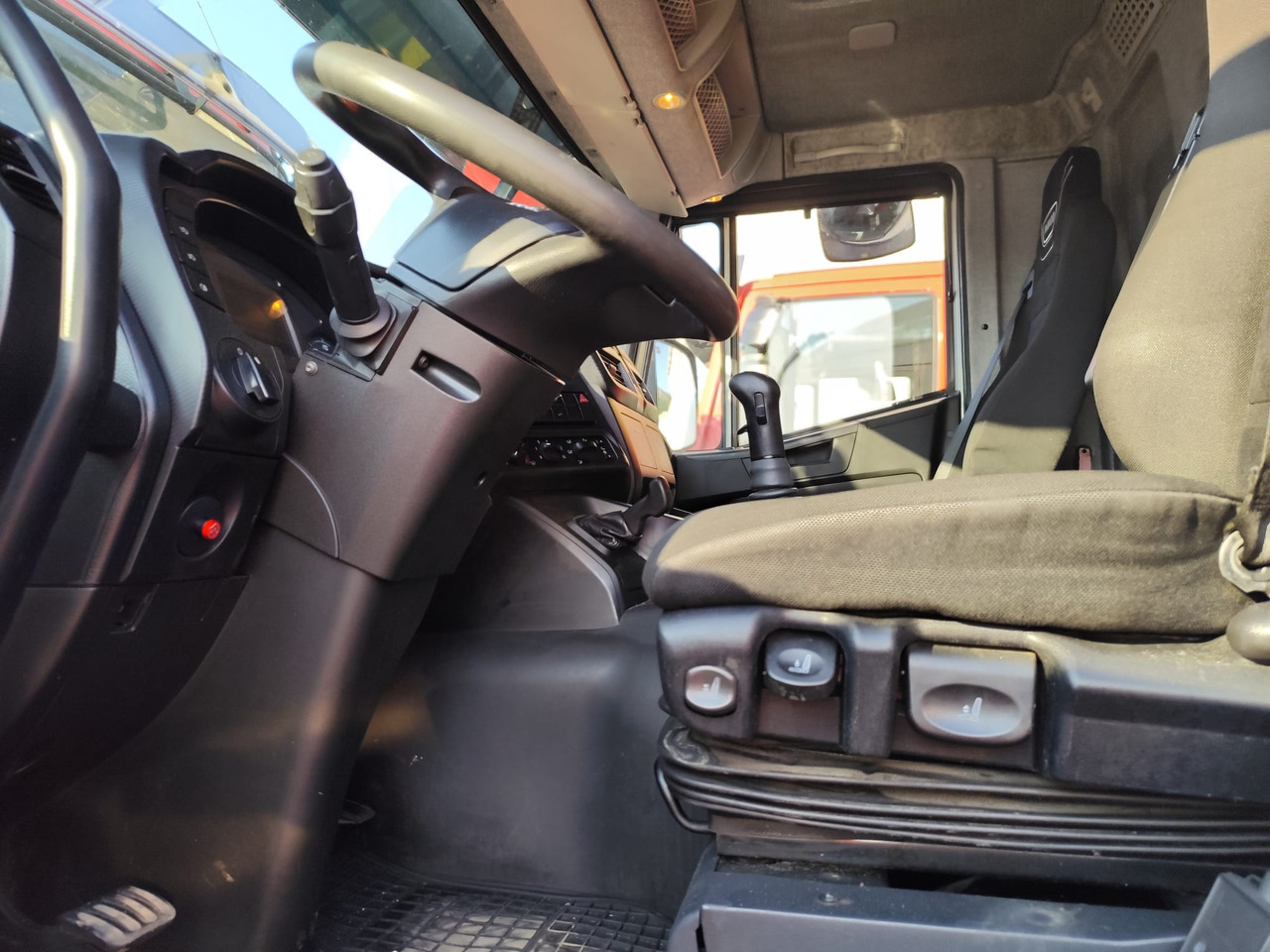 IVECO STRALIS AD 260S31 XP - Box truck: picture 5 IVECO STRALIS AD 260S31 XP - Box truck: picture 5