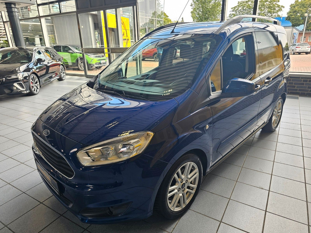 Ford Tourneo Courier Titanium behzb. Windschutzschei - Passenger van: picture 4 Ford Tourneo Courier Titanium behzb. Windschutzschei - Passenger van: picture 4