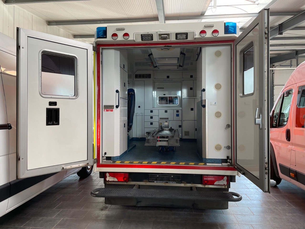 Mercedes-Benz Sprinter II Rettungswagen 519 CDI - Car: picture 4 Mercedes-Benz Sprinter II Rettungswagen 519 CDI - Car: picture 4