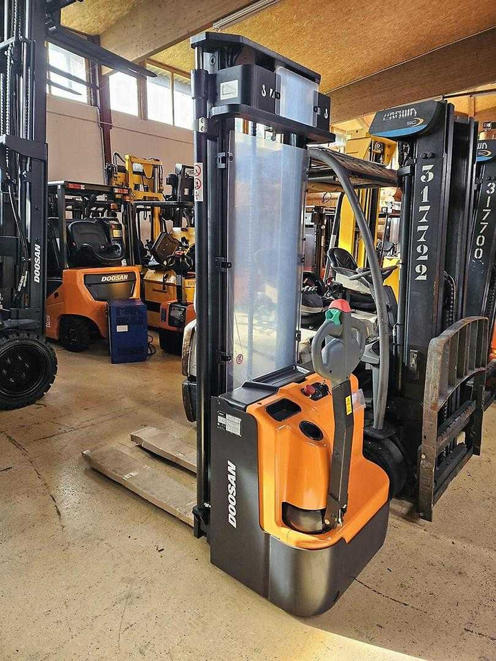 Doosan BSL12N - Stacker: picture 5 Doosan BSL12N - Stacker: picture 5