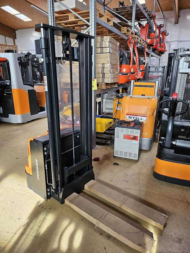 Doosan BSL16N - Stacker: picture 4 Doosan BSL16N - Stacker: picture 4