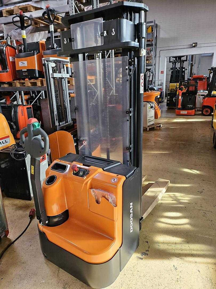 Doosan BSL16N - Stacker: picture 4 Doosan BSL16N - Stacker: picture 4