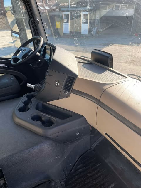 Interior photo 1: New Tractor unit mercedes-beenz actros