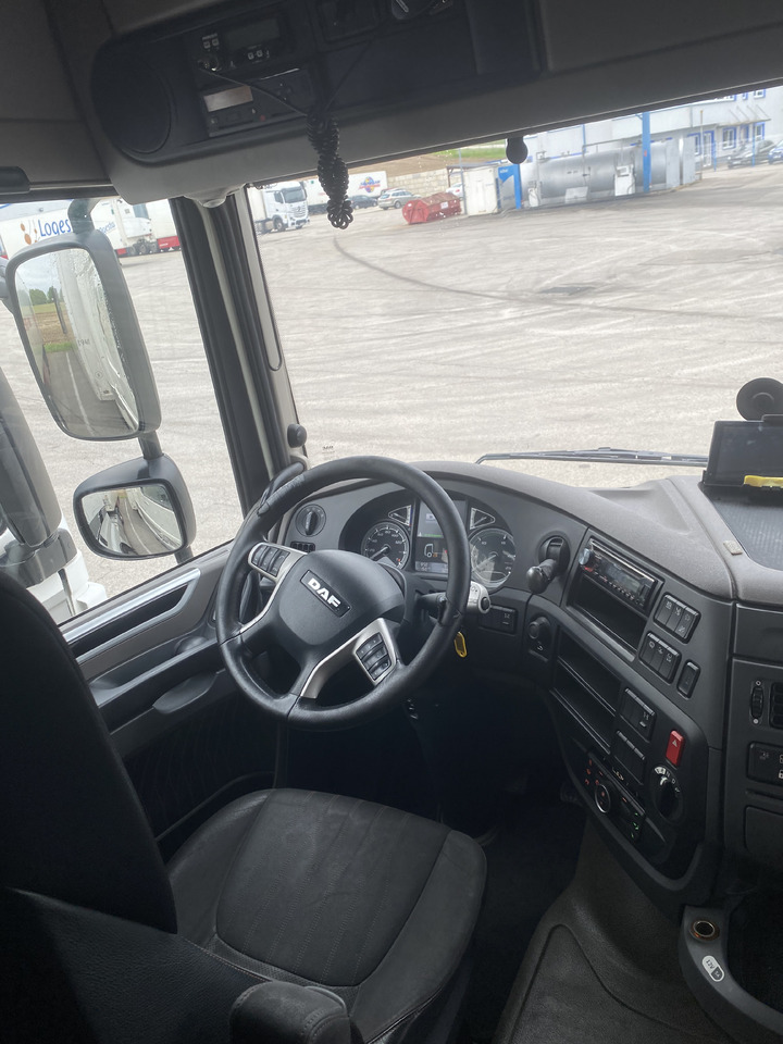 Interior photo 1: Tractor unit DAF H4EN3