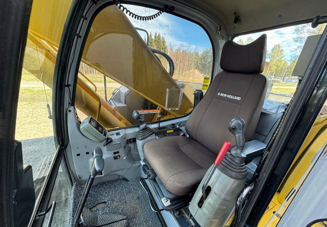 Crawler excavator New Holland E235SR: picture 18