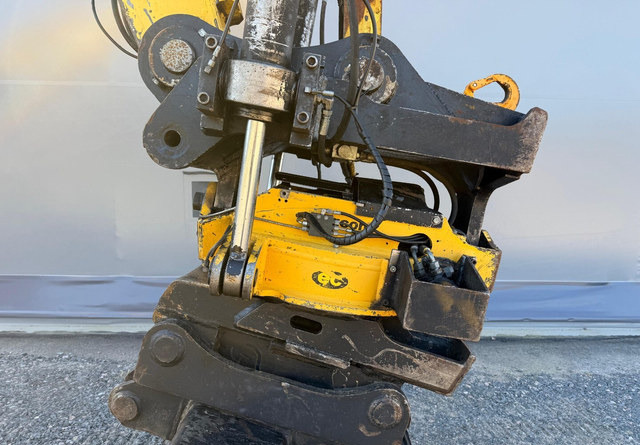 Crawler excavator New Holland E235SR: picture 17