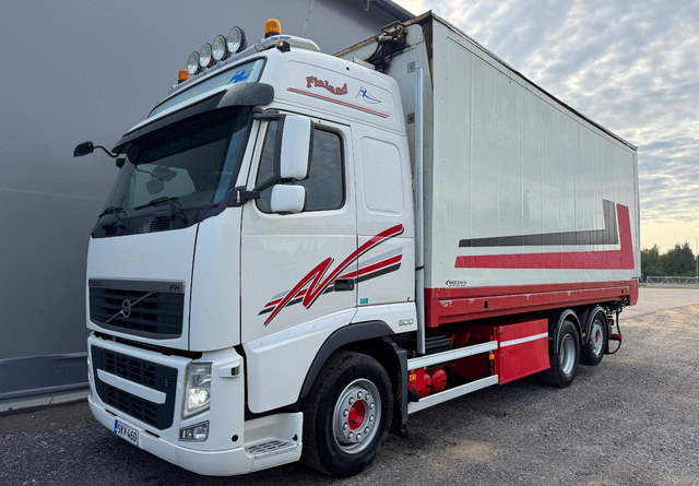 VolvoFH13 500 6x2 Ketjupurku + Rahtikaappi - Box truck: picture 1 VolvoFH13 500 6x2 Ketjupurku + Rahtikaappi - Box truck: picture 1