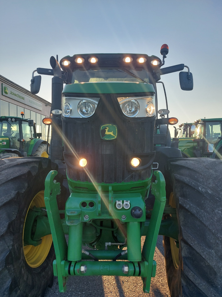 JOHN DEEREE 6210R - Farm tractor: picture 4 JOHN DEEREE 6210R - Farm tractor: picture 4