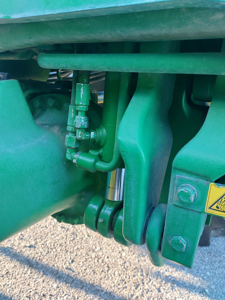 JOHN DEEREE 6210R - Farm tractor: picture 2 JOHN DEEREE 6210R - Farm tractor: picture 2