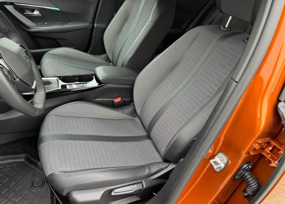 SUV Peugeot 2008 Peugeot 1.2 benz 100 km Allure 6tys przebieg fabrycznie nowy: picture 6