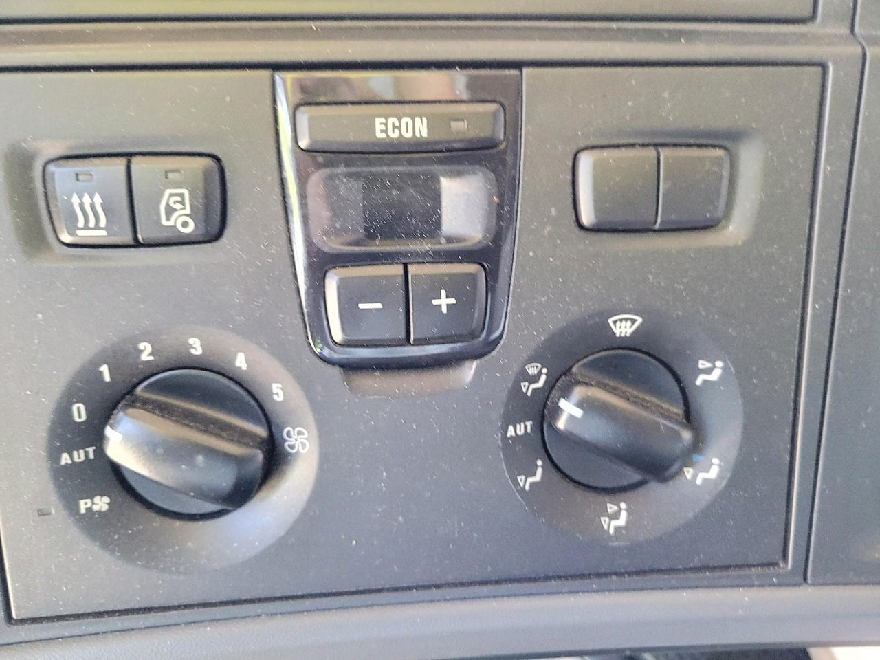 Tractor unit SCANIA R410: picture 14