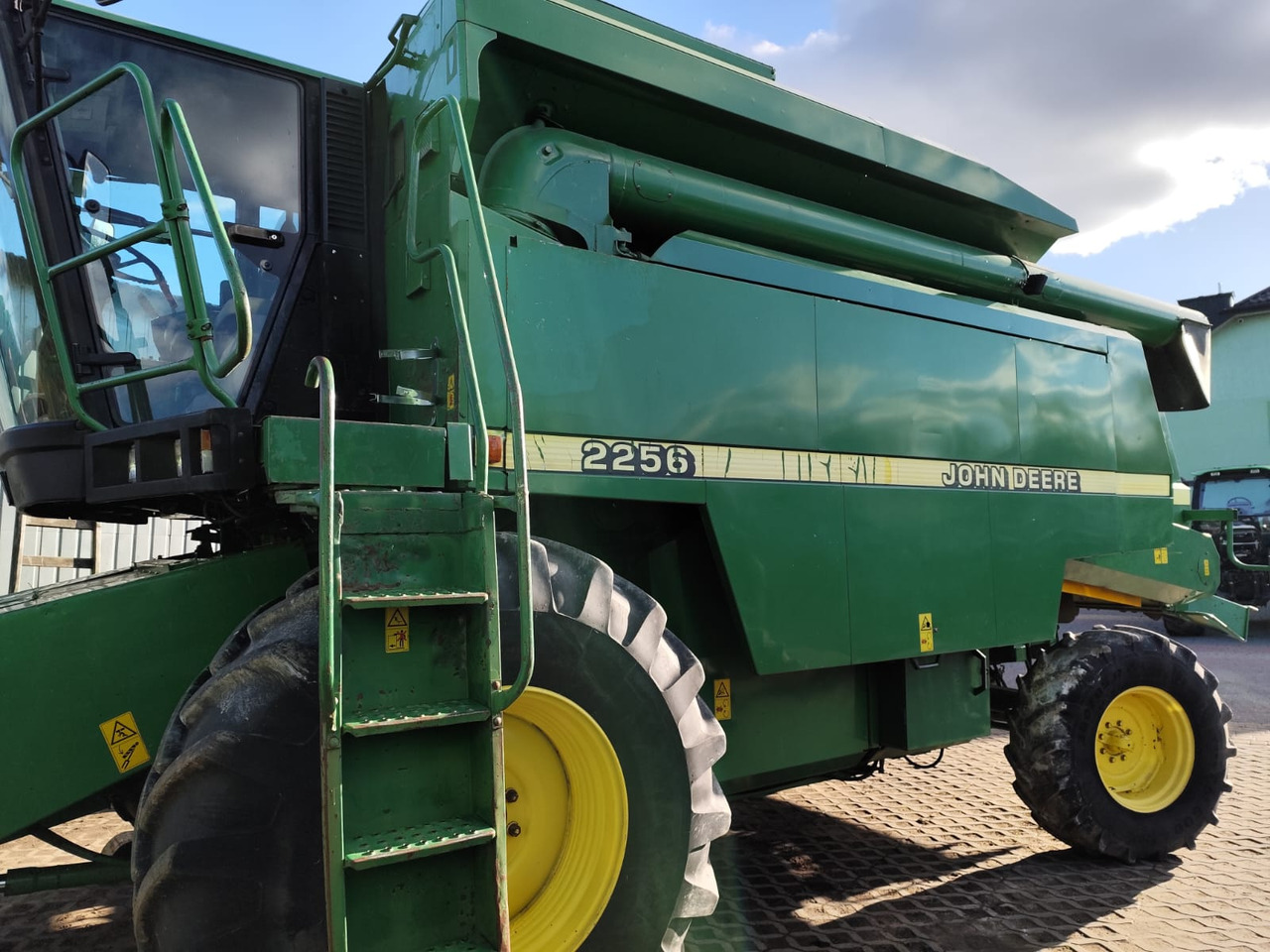 John Deere 2256 - Combine harvester: picture 1 John Deere 2256 - Combine harvester: picture 1