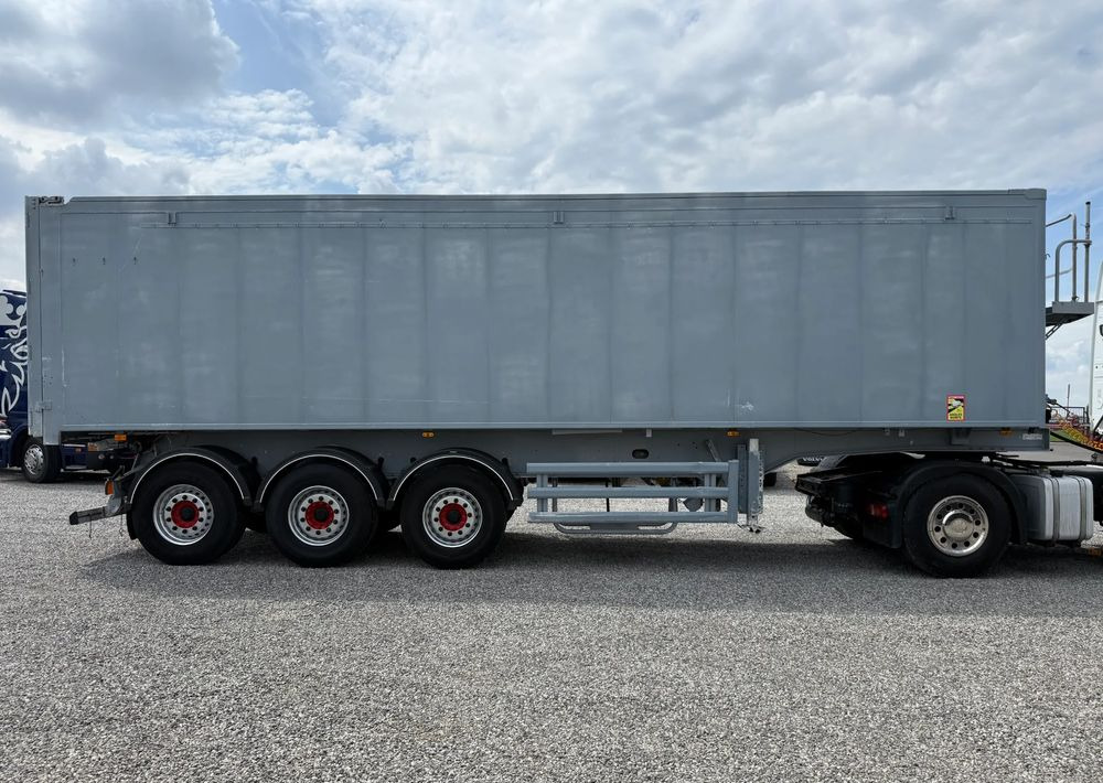 Stas 51 m3 OSIE MERCEDES PODNOSZONA OŚ - Tipper semi-trailer: picture 4 Stas 51 m3 OSIE MERCEDES PODNOSZONA OŚ - Tipper semi-trailer: picture 4