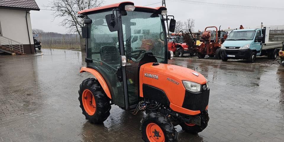 Ciągnik Kubota B2650 4x4 klima 26 KM hydrostat - Farm tractor: picture 4 Ciągnik Kubota B2650 4x4 klima 26 KM hydrostat - Farm tractor: picture 4