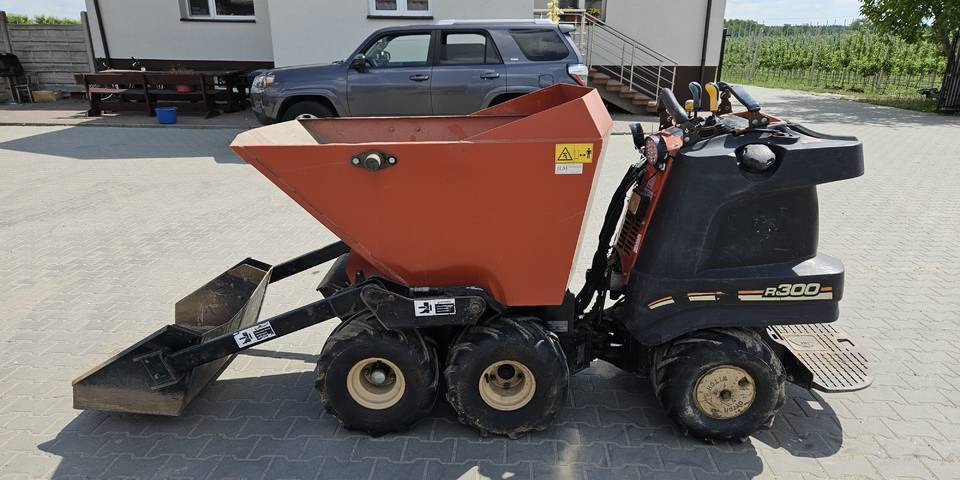 Wozidło samozaładowcze Ditch Witch R300 koparka łańcuchowa - Mini dumper: picture 1 Wozidło samozaładowcze Ditch Witch R300 koparka łańcuchowa - Mini dumper: picture 1