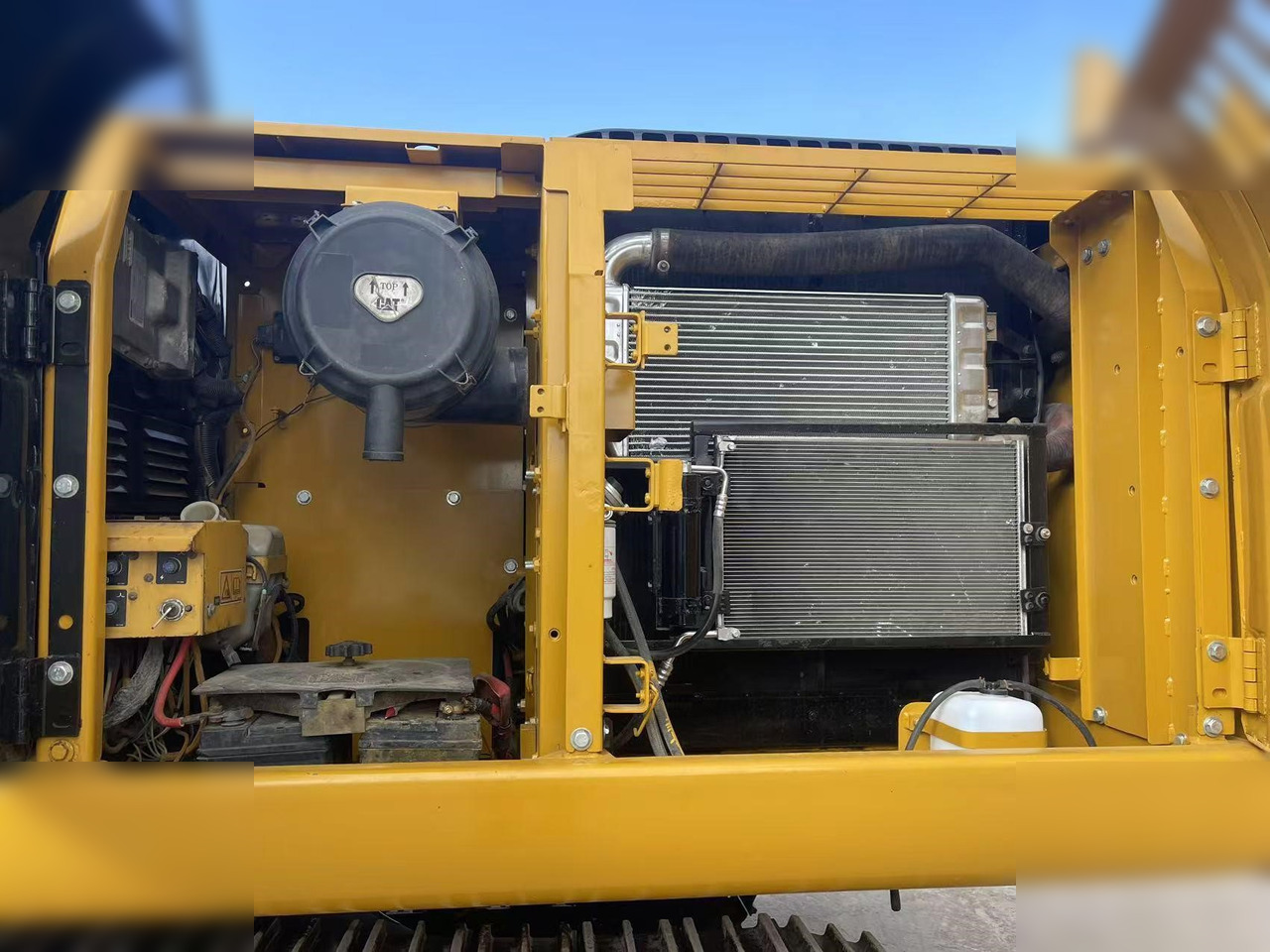 Crawler excavator CATERPILLAR 320D: picture 8