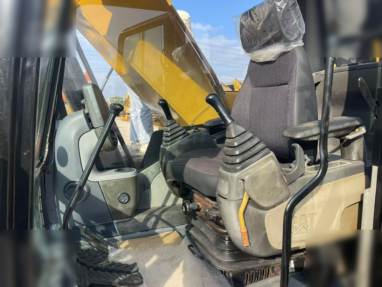 Crawler excavator CATERPILLAR 320D: picture 7
