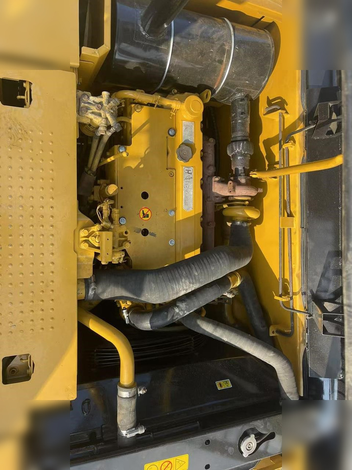 Crawler excavator CATERPILLAR 320D: picture 6