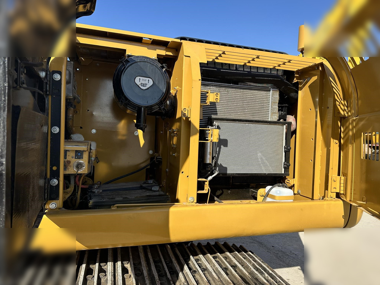 Crawler excavator CATERPILLAR 320D: picture 7