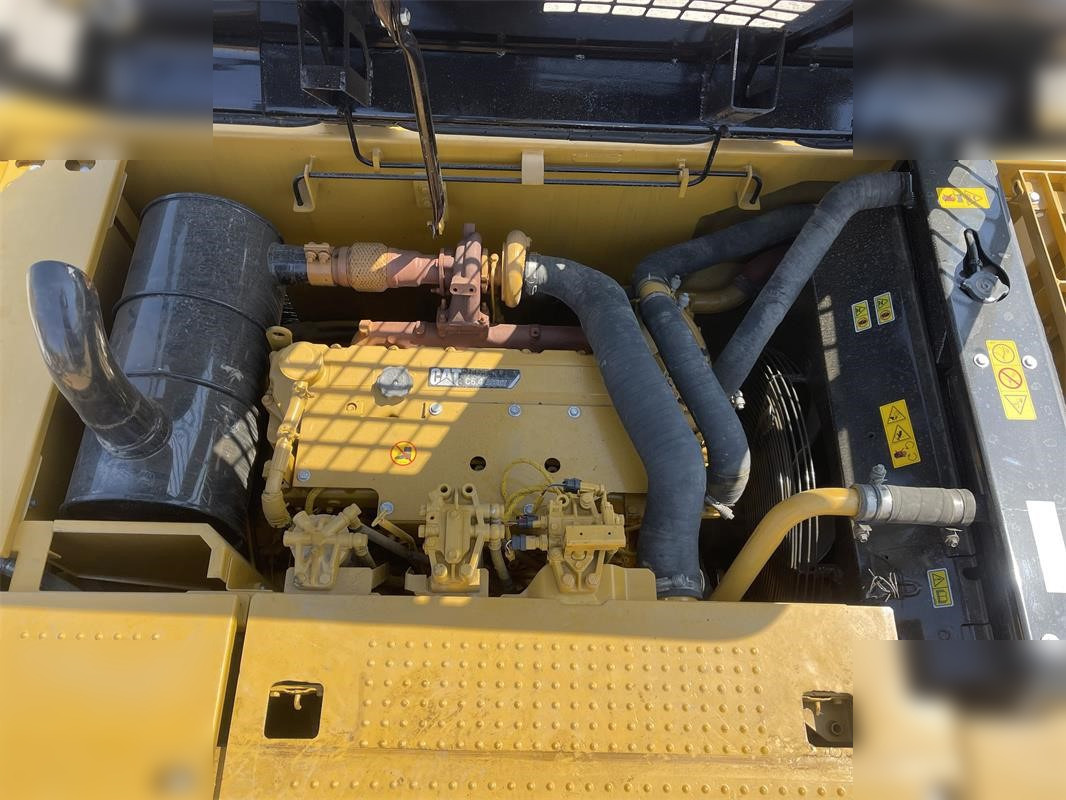 Crawler excavator CATERPILLAR 320D2: picture 10