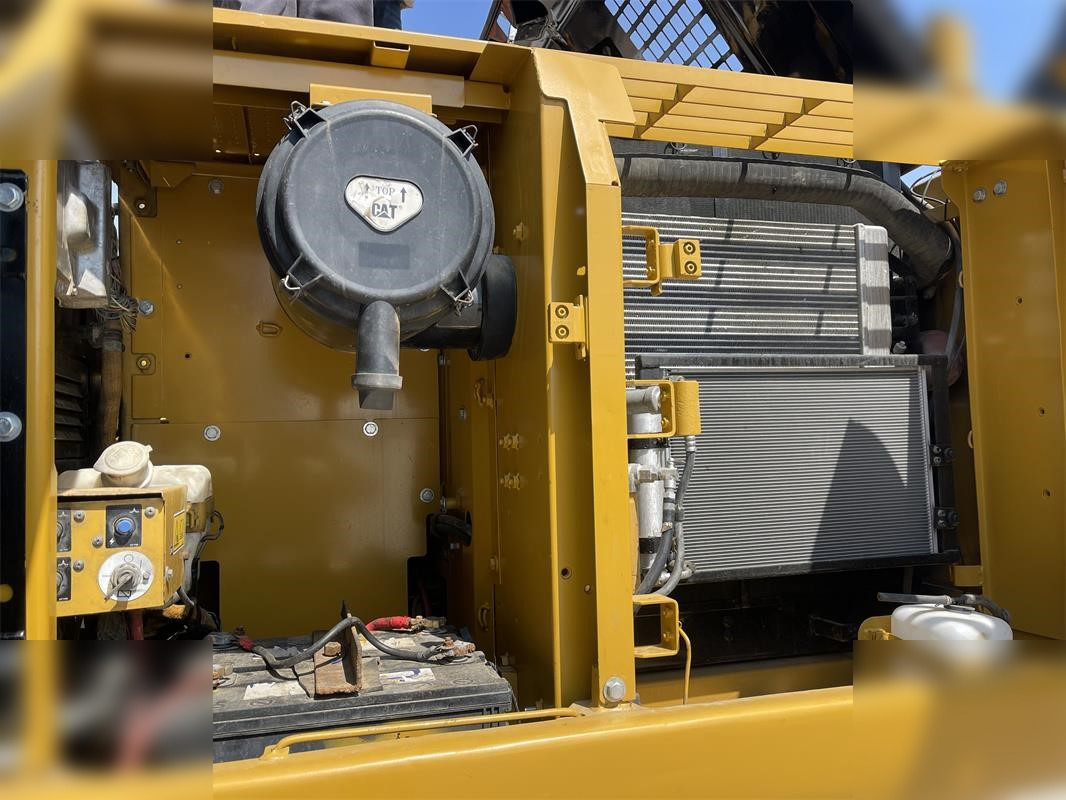 Crawler excavator CATERPILLAR 320D2: picture 6