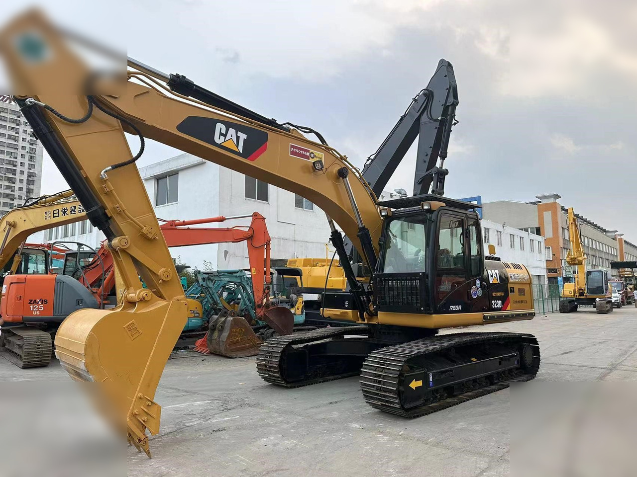 CATERPILLAR 323DL - Crawler excavator: picture 1 CATERPILLAR 323DL - Crawler excavator: picture 1