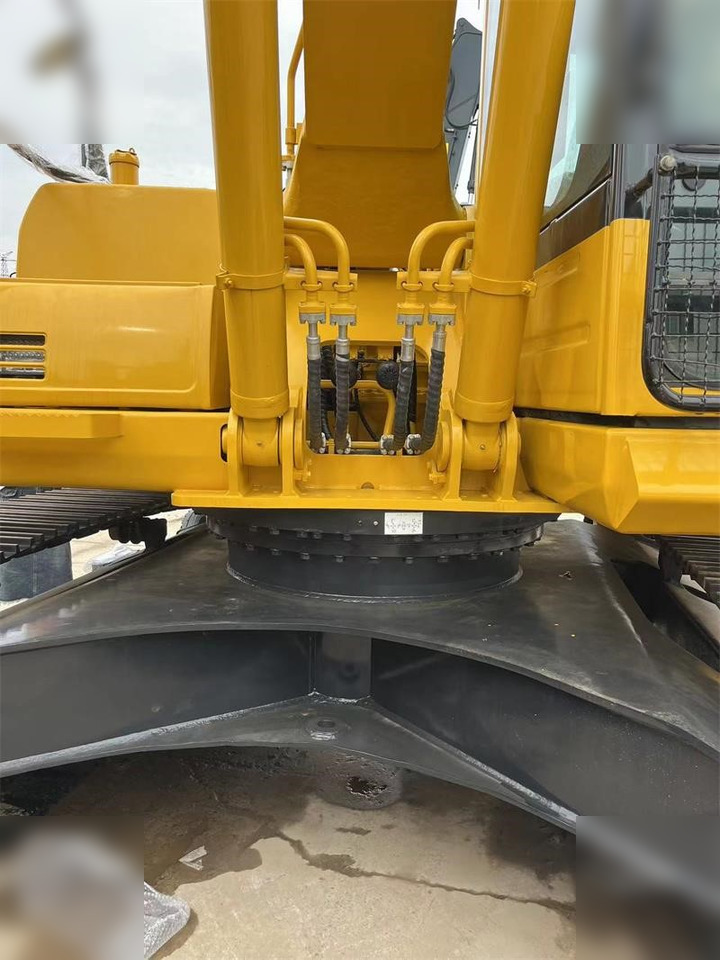 Crawler excavator KOMATSU PC240 LC-8: picture 8
