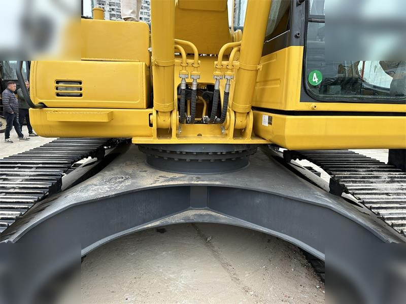 Crawler excavator KOMATSU PC240 LC-8: picture 8