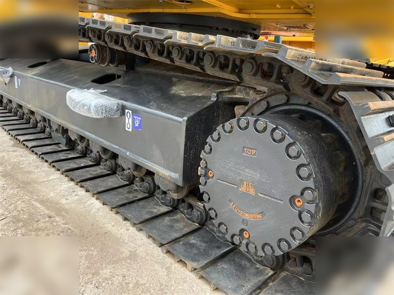 Crawler excavator KOMATSU PC240 LC-8: picture 9