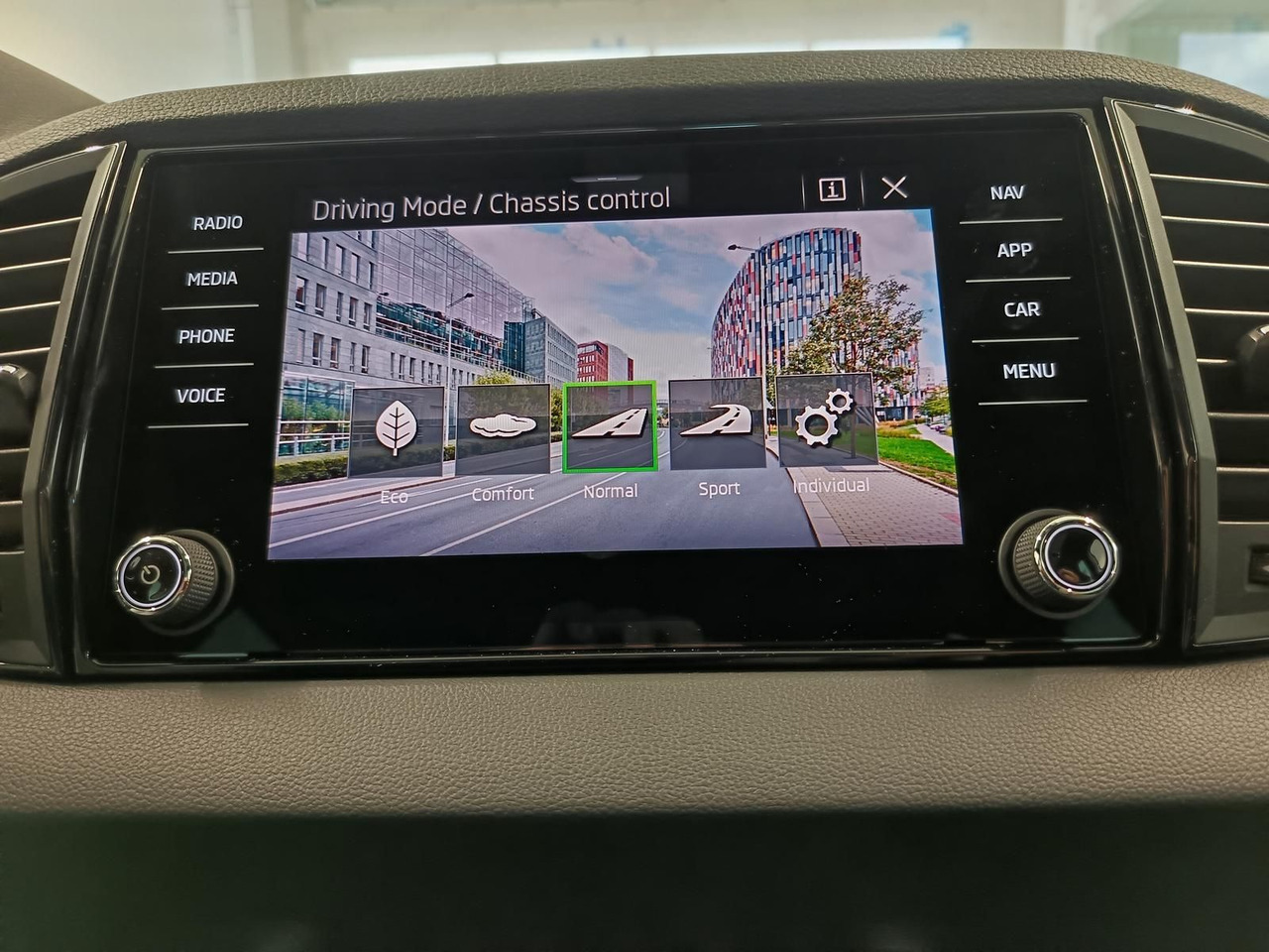 SUV Skoda Karoq Sportline 1,5 TSI DSG*AHK*PSD*STD.HZG*NAVI: picture 14 SUV Skoda Karoq Sportline 1,5 TSI DSG*AHK*PSD*STD.HZG*NAVI: picture 14