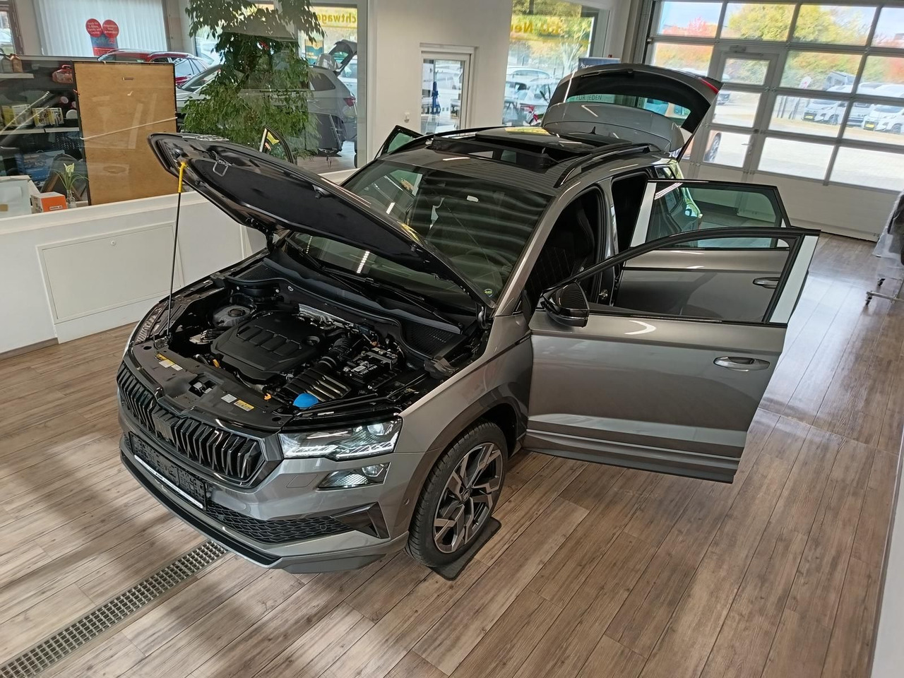 Skoda Karoq Sportline 2,0 TDI 4x4*AHK*PSD*STD.HZG*DCC* - SUV: picture 2 Skoda Karoq Sportline 2,0 TDI 4x4*AHK*PSD*STD.HZG*DCC* - SUV: picture 2