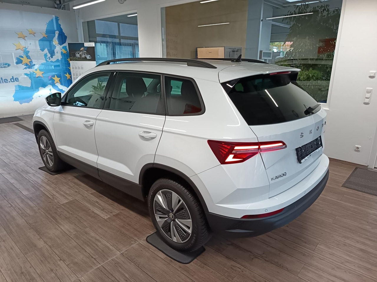 Skoda Karoq Style 1,5 TSI DSG*AHK*NAVI*LED*R-KAM*2xPDC - SUV: picture 4 Skoda Karoq Style 1,5 TSI DSG*AHK*NAVI*LED*R-KAM*2xPDC - SUV: picture 4