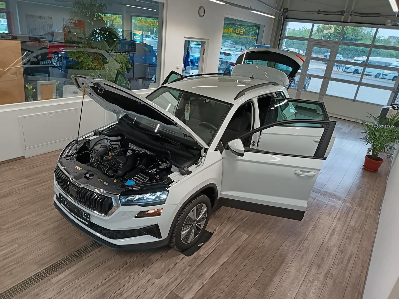 Skoda Karoq Style 1,5TSI DSG*AHK-VORBER*NAVI*LED*R-KAM - SUV: picture 2 Skoda Karoq Style 1,5TSI DSG*AHK-VORBER*NAVI*LED*R-KAM - SUV: picture 2