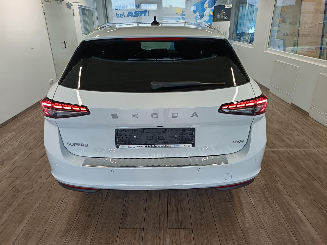 Skoda Superb Combi L&K 2,0TDI 4x4*PSD*STD.HZG*360°*HUD - Station wagon: picture 5 Skoda Superb Combi L&K 2,0TDI 4x4*PSD*STD.HZG*360°*HUD - Station wagon: picture 5