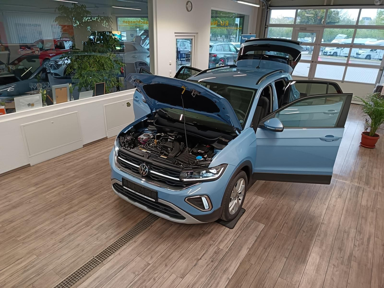 Volkswagen T-Cross Life 1.5 TSI DSG*AHK*MATRIX LED*ACC*SHZ* - SUV: picture 2 Volkswagen T-Cross Life 1.5 TSI DSG*AHK*MATRIX LED*ACC*SHZ* - SUV: picture 2