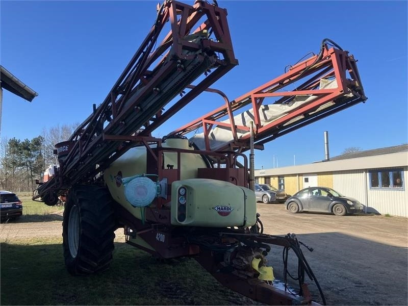 Hardi COMMANDER 4200 TWIN 28 m - Trailed sprayer: picture 1 Hardi COMMANDER 4200 TWIN 28 m - Trailed sprayer: picture 1