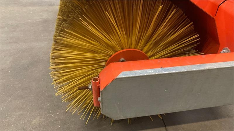 Husqvarna Fejemaskine med sving 5904500-01 - Broom: picture 5 Husqvarna Fejemaskine med sving 5904500-01 - Broom: picture 5