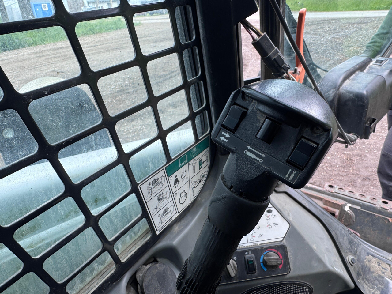 Skid steer loader BOBCAT S450: picture 11
