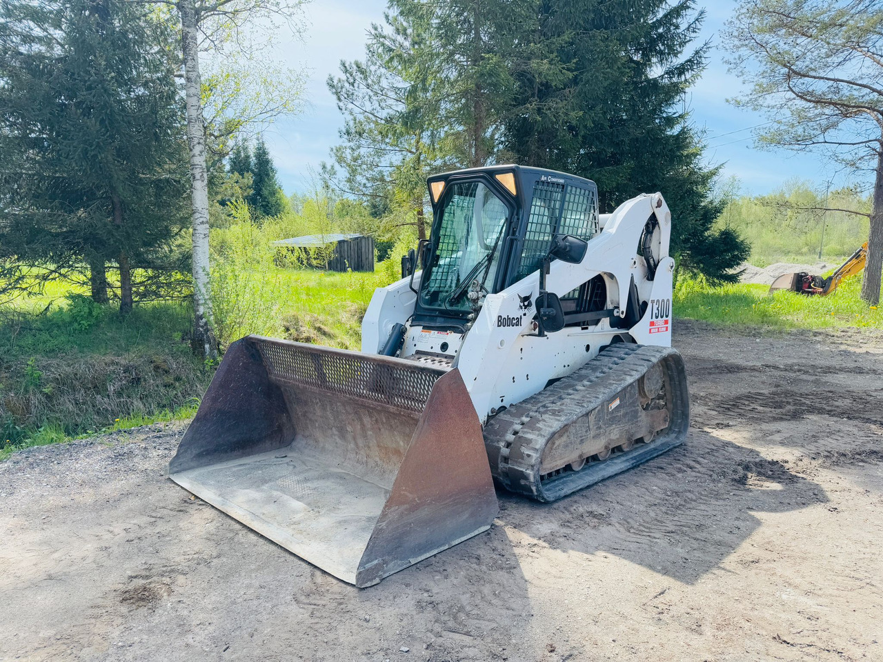 Skid steer loader BOBCAT T300: picture 1