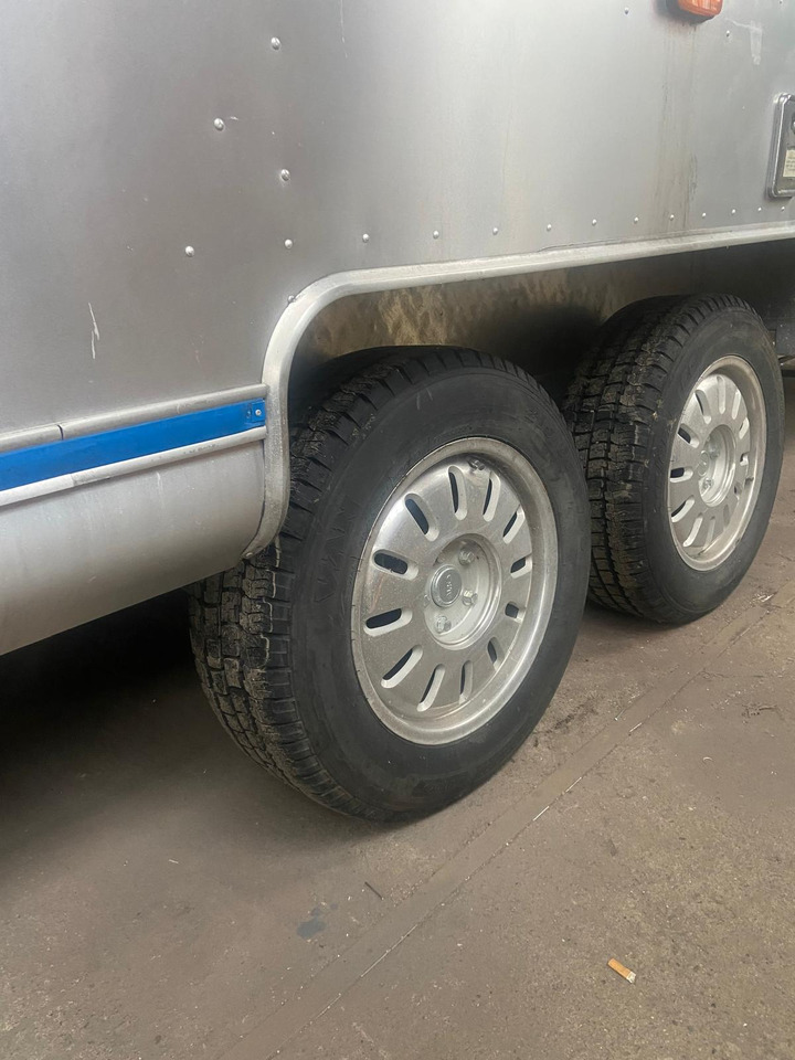 1992 Airstream Classic 1992 Airstream Classic – Fully Rebuilt Vintage Travel Trailer leasing 1992 Airstream Classic 1992 Airstream Classic – Fully Rebuilt Vintage Travel Trailer: picture 10